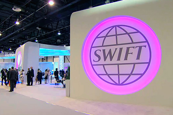 Swift teams up with Chainlink to explore blockchain interoperability challenges